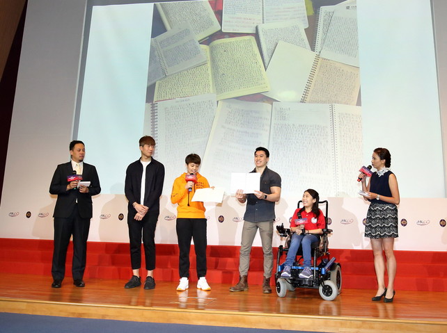 Doo Hoi-kem (table tennis) (3rd left) shares at the ceremony how her coach helps her to improve skills by writing training diaries. Other athletes (from 2nd left) Cheung Ka-long (fencing), Ng Kiu-chung (gymnastics) and Ho Yuen-kei (boccia) also had a lot of unforgettable memories with their coaches.